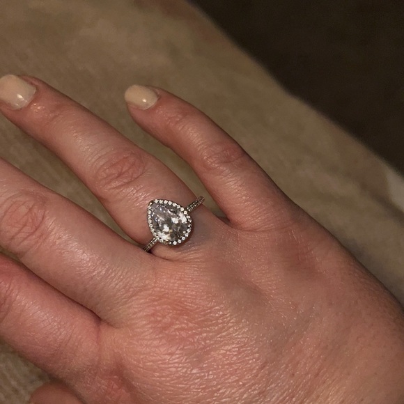 Woman’s pear shaped ring - Picture 2 of 2